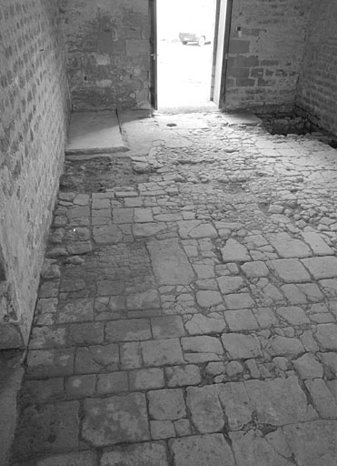 Chapelle, intérieur sol vu vers l'entrée.