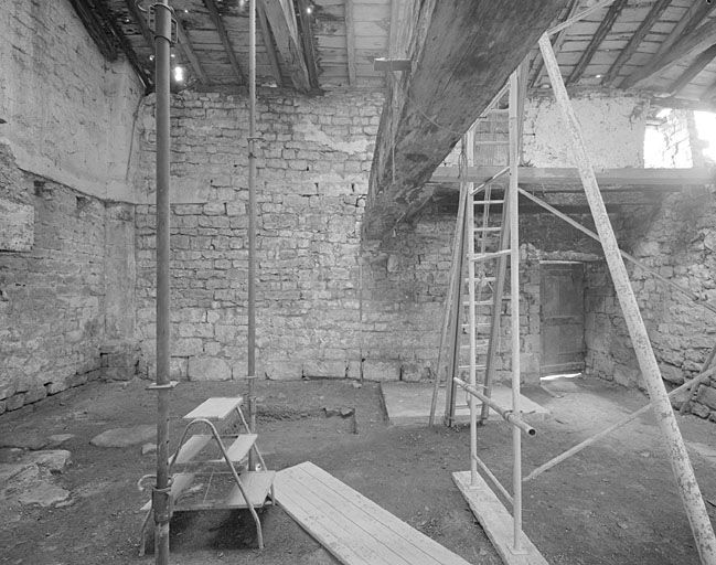 Corps de logis principal, salle sud est, mur sud ouest.