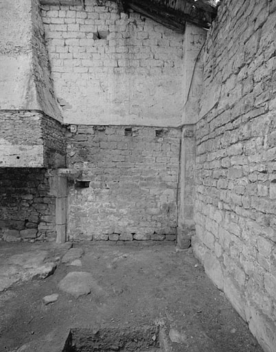 Corps de logis principal, salle sud est, mur sud est, partie droite avec contrefort de la chapelle.