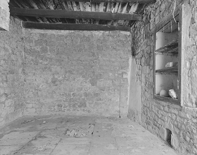 Corps de logis principal, salle nord ouest, mur sud est, partie gauche et mur médian avec potager.