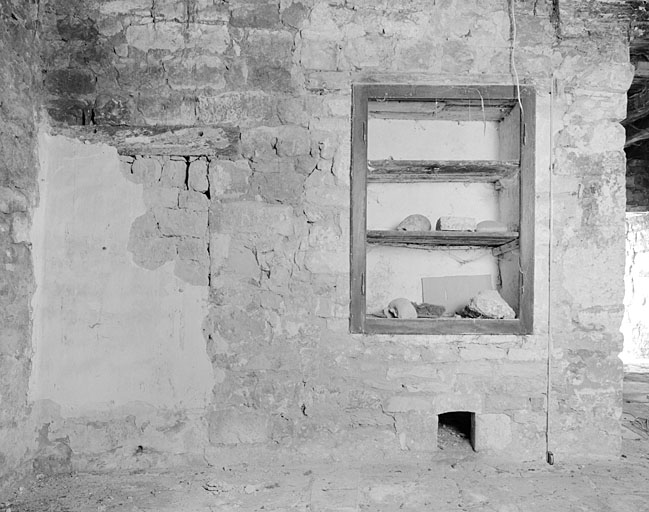 Corps de logis principal, salle nord ouest, mur médian, face nord est avec potager.