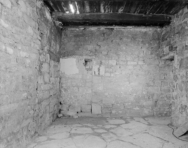 Corps de logis principal, salle nord ouest, mur sud est, partie droite.