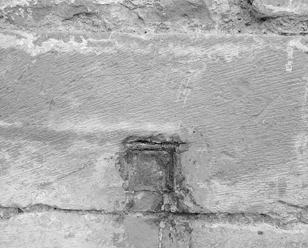 Chapelle, façade, détail de la partie inférieure du mur, à gauche du portail.