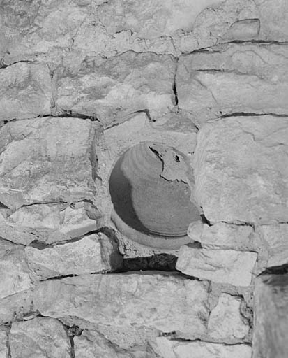 Logis, pièce en appentis au nord-est, pot dans le mur sud-est.