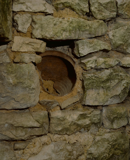 Logis, pièce en appentis au nord est, pot dans le mur sud est.