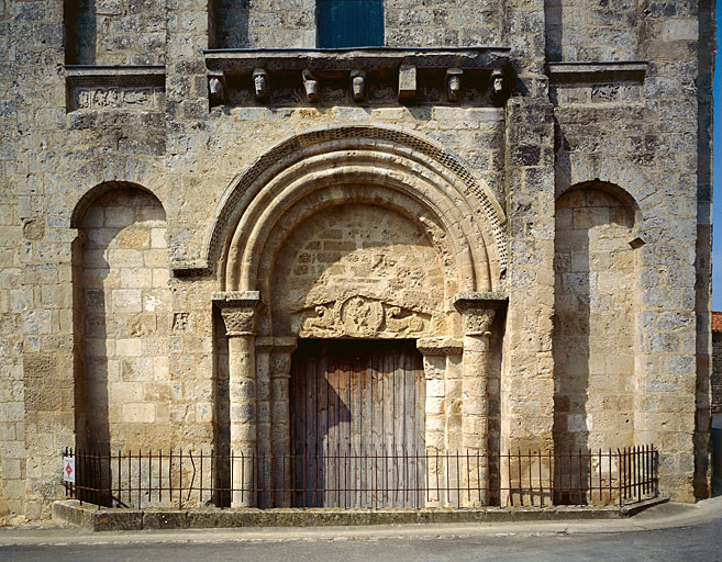 Partie inférieure de la façade occidentale.