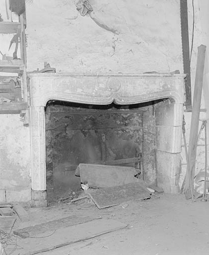 Pavillon de chasse au Maillet, cheminée au rez-de-chaussée.