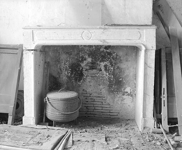 Pavillon de chasse au Maillet, cheminée à l'étage.