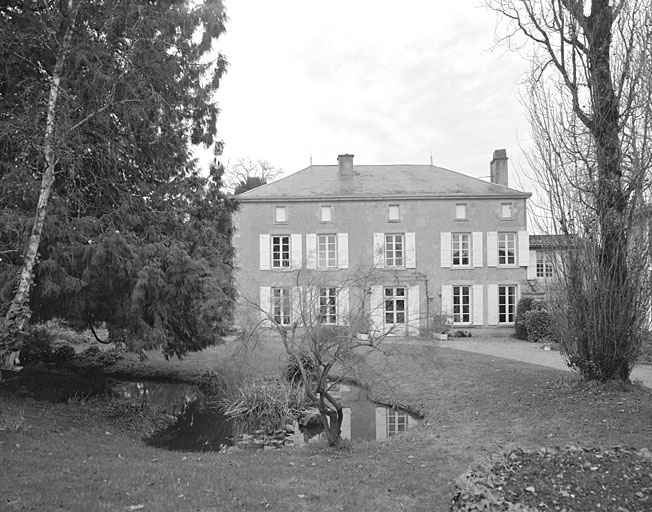 Logement principale : façade antérieure avec jardin anglais.