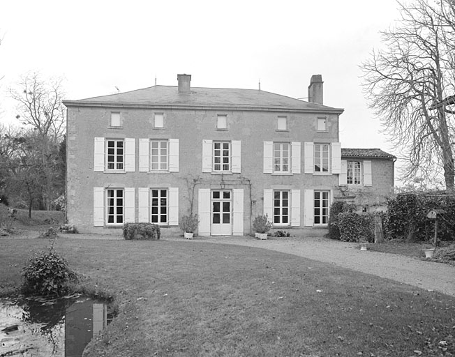 Logement principal : façade postérieure donnant sur le parc.