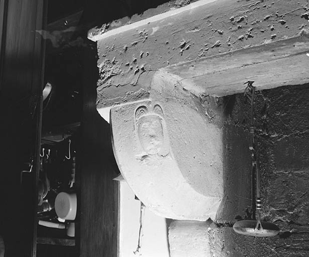 Cheminée de la cuisine du logement principal, détail de la console de gauche.