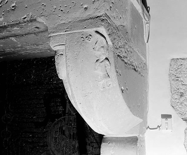 Cheminée de la cuisine du logement principal, détail de la console de droite.