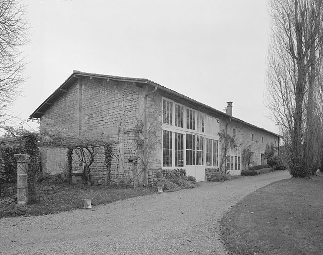Ancienne église et logement secondaire : vue générale de la façade sud.