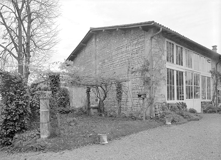 Mur occidental de l'ancienne orangerie.