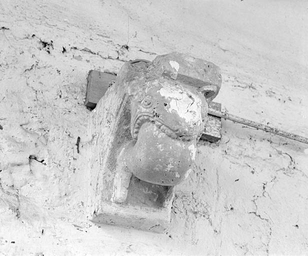 Ancienne église : modillon orné d'un engoulant.