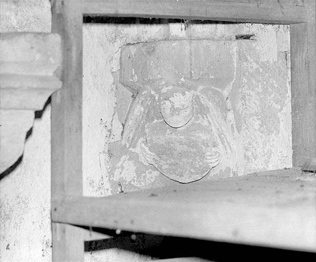 Chapelle : culot orné d'un ange portant blason.