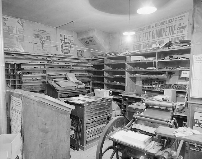 Presse typographique N°5 et angle nord ouest de l'imprimerie. Pour petits travaux, cartes de visite.