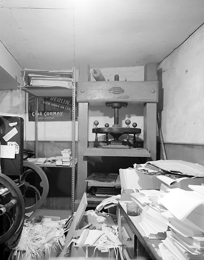 Presse à reluire à percussion N°7, marque COISNE, depuis 1830 dans la maison.