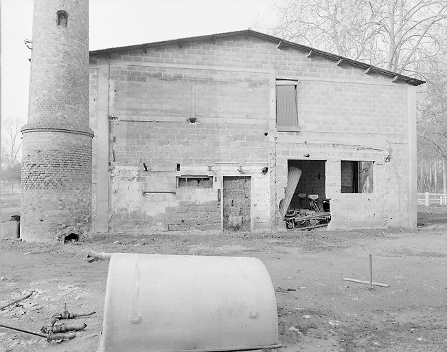 La caséinerie et la cheminée, façade est.
