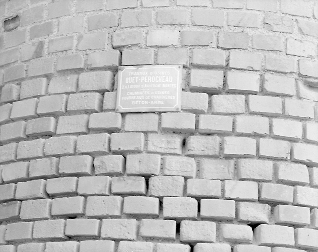 La cheminée, plaque du constructeur : travaux d'usines, Buet, Perocheau, 2 rue Latour d'Auvergne Nantes; cheminées d'usines, fourneaux de chaudières, béton armé.