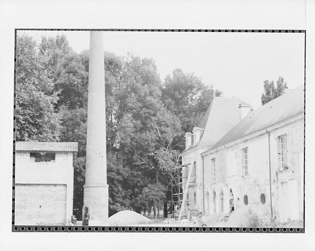 La laiterie, caséinerie et partie installée dans l'aile ouest du château, en 1982.