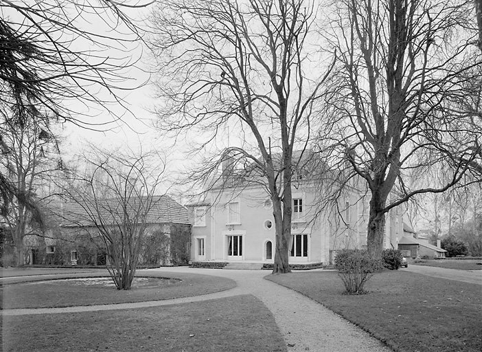 Le logement patronal et le jardin.