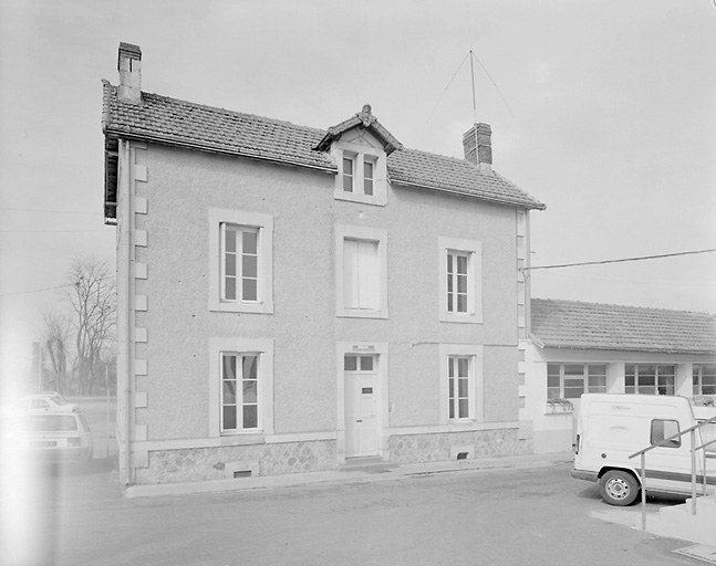 Les bureaux et le laboratoire, façade est.