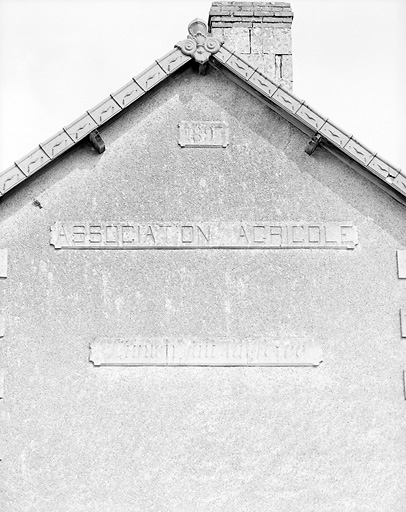 Les bureaux, pignon sud, inscription : 1897, association agricole, L'union fait la force, vue en 1992.