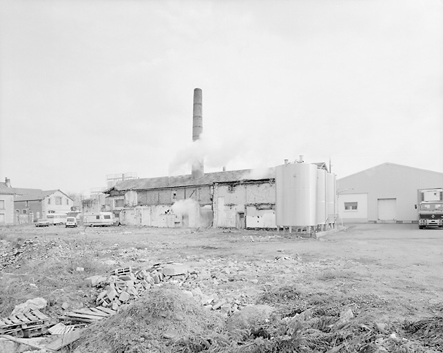 Le bâtiment de la chaufferie et les cuves de stockage du petit lait.