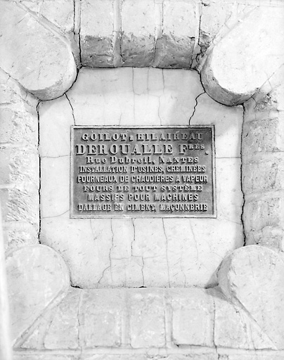 Intérieur de la chaufferie, cheminée en brique, plaque du constructeur : Goilot, Hilaireau et Deroualle, rue Dubreil, Nantes.