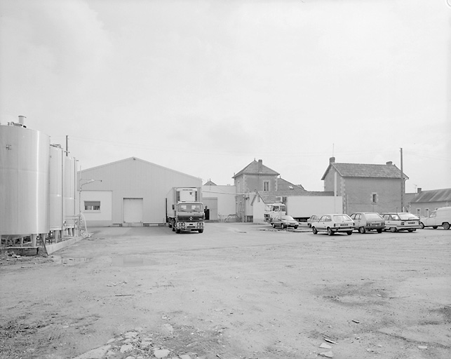 Le parking et le magasin de stockage.