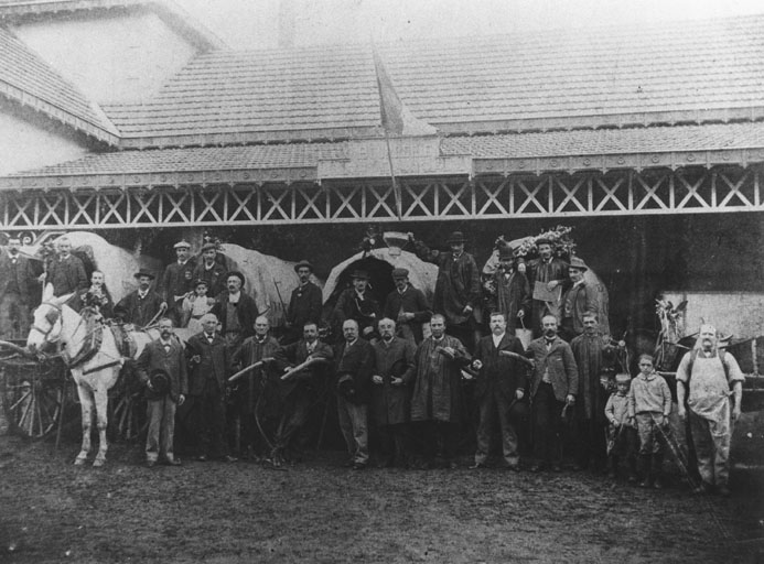 Le personnel de l'usine, photographie ancienne.