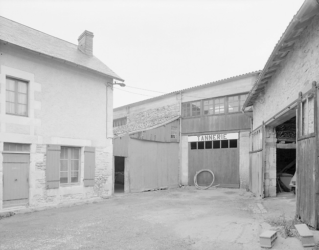 Accès principal, façade sud est.