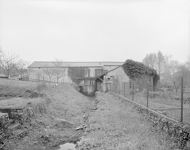Façade nord ouest et ancien canal d'amenée aujourd'hui assèché.