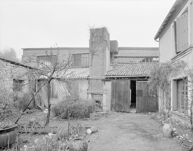 Façade sud est et cour intérieure.