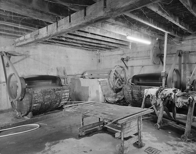 Intérieur, salle des coudreuses, autre vue des coudreuses.