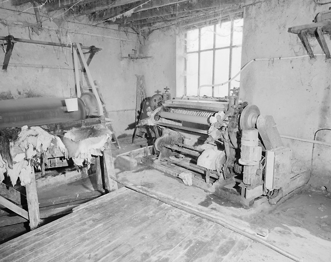 Intérieur, salle des coudreuses, écharneuse de marque Mercier.