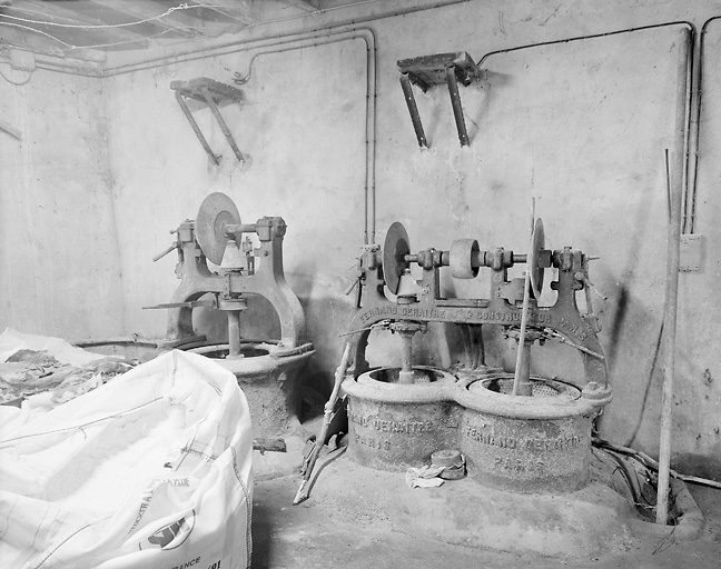 Intérieur, salle des coudreuses, essoreuses de marque Fernand Dehaître, constructeur, Paris N°68, de 1920 environ.