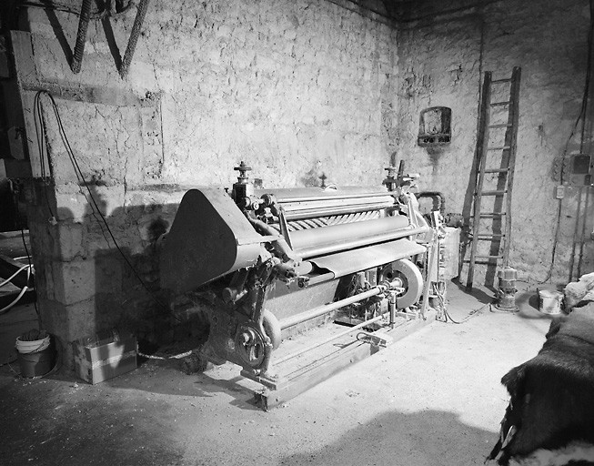 Intérieur : salle de finition, metteuse au vent de deux mètres de marque Mercier à Annonay.