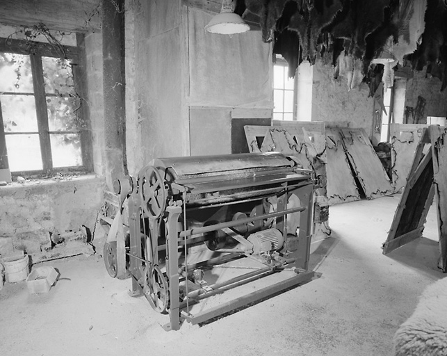 Intérieur : salle de finition, cardeuse de marque Mortamet, Lyon.