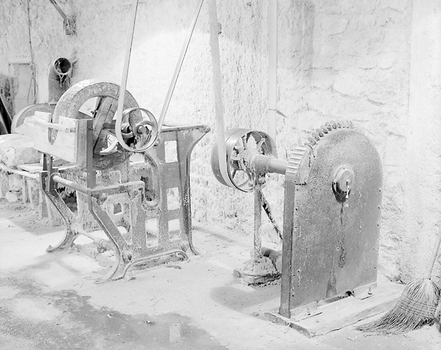 Intérieur, détail d'une doleuse et de la meule de finition.