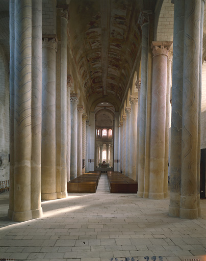 Eglise, nef vue de l'entrée vers le choeur.