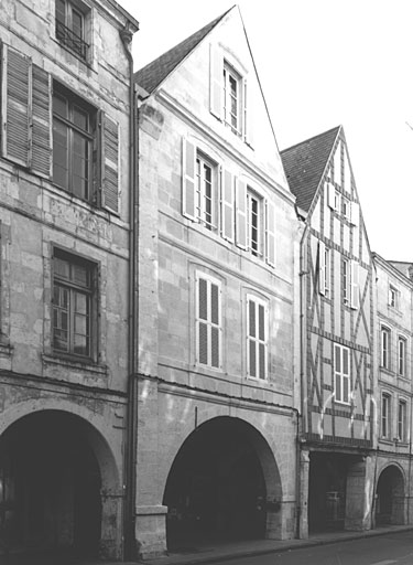 Corps de logis entre la cour et la rue Chaudrier, élévations ouest sur la rue Chaudrier des deux corps de logis.