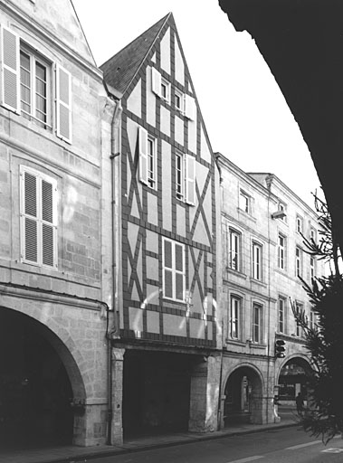 Corps de logis entre la cour et la rue Chaudrier, élévations ouest, en pan de bois, sur la rue Chaudrier du corps de logis sud ouest.