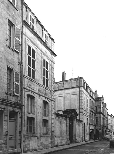 Elévations sud sur rue, des ailes et du portail.