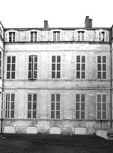 Corps de bâtiment central, élévation sud sur cour. Etat de 1993.