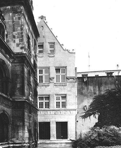 Corps de logis entre la cour et la rue Chaudrier, élévation est sur cour.