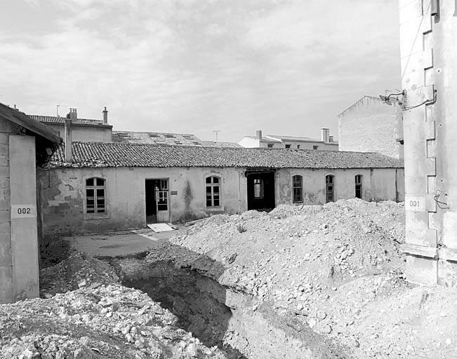 Manutention, bâtiment sur la rue des Saintes Claires, élévation sur cour.