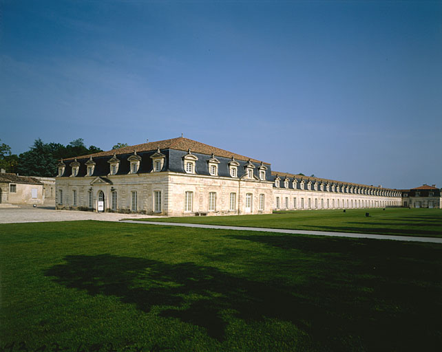 Elévation sud, fontaine et corps de garde.