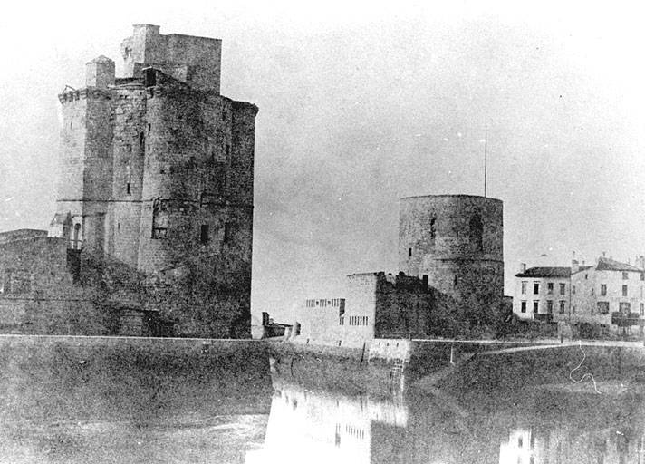 Tours Saint Nicolas et de la Chaîne, élévations nord est, photographie antérieure aux restaurations de la fin du XIXe siècle.